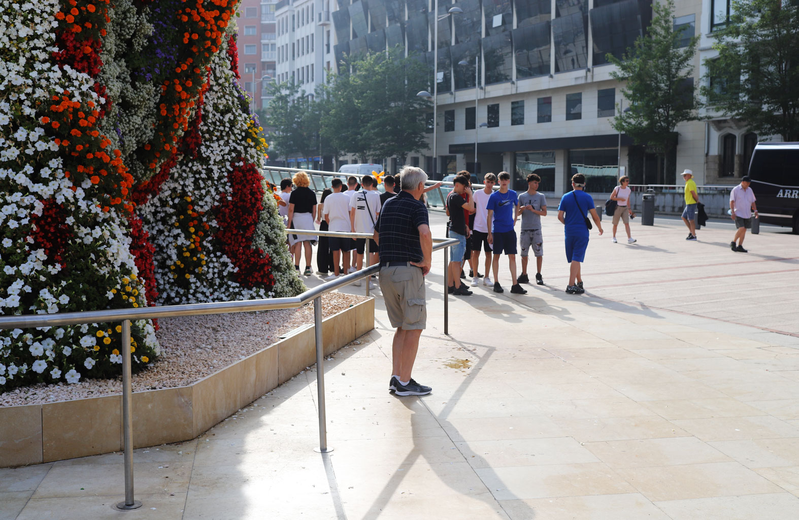 Puppy by Jeff Koons (with an old guy taking a breather)